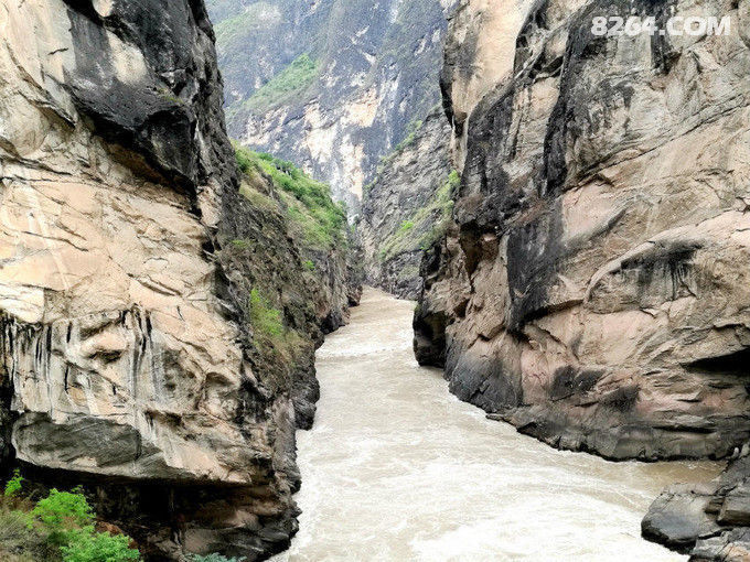 虎跳峡全景，壮美与震撼的视觉盛宴